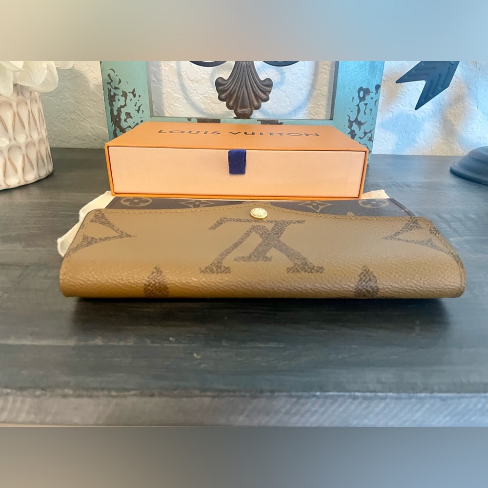 Louis Vuitton Reverse Monogram Sarah Wallet - Picture 4 of 14